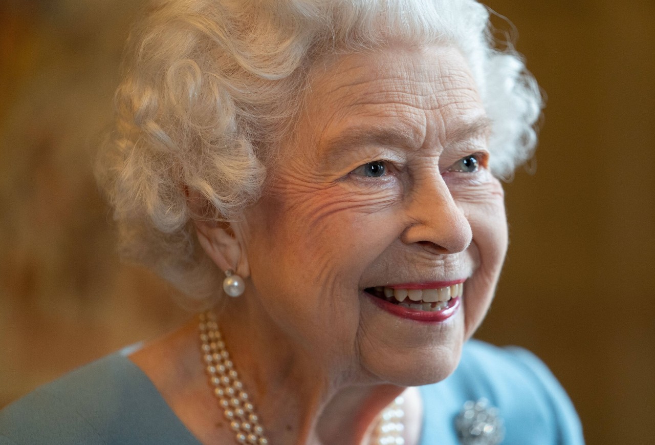 Queen Elizabeth II. hat jetzt bekannt gegeben, wer nach ihrer Abdankung übernehmen wird.