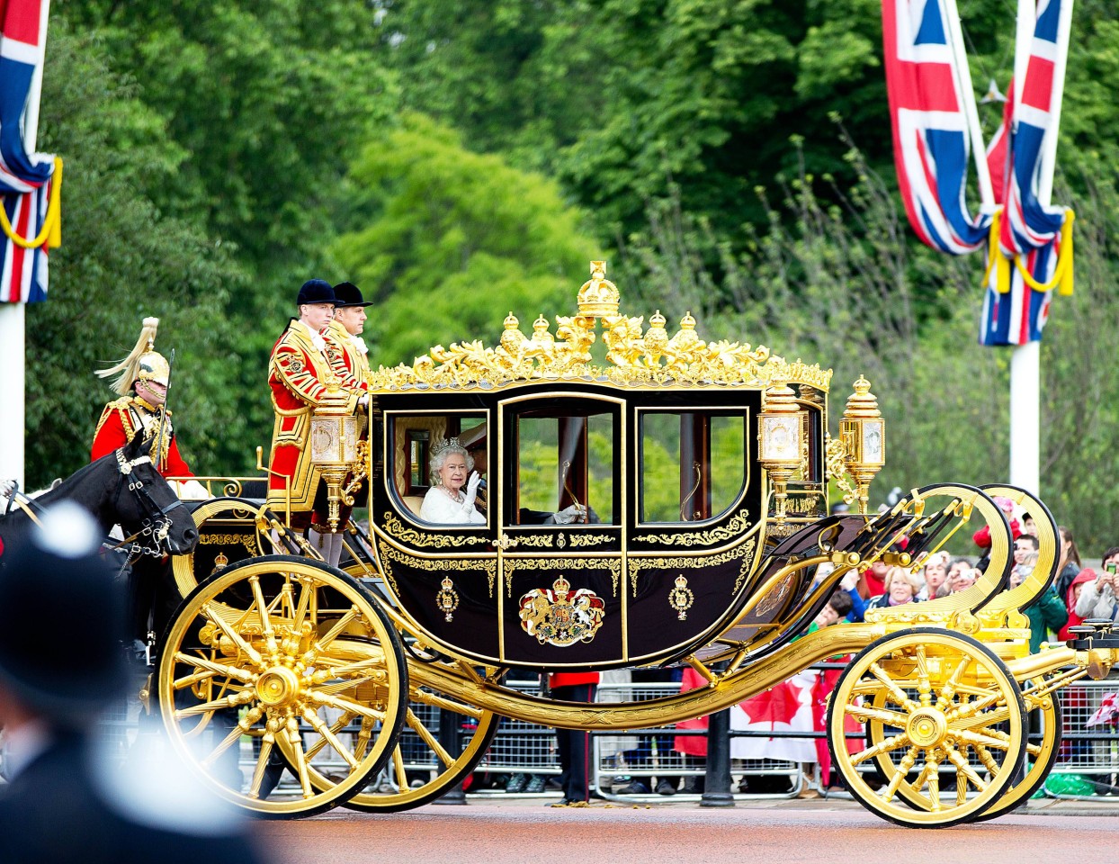 Queen Elizabeth II. in der Staatskutsche zu ihrem Diamanten-Jubiläum im Juni 2014.