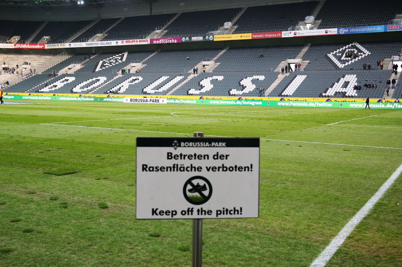 Borussia Dortmund gegen Gladbach findet auf katastrophalem Rasen statt
