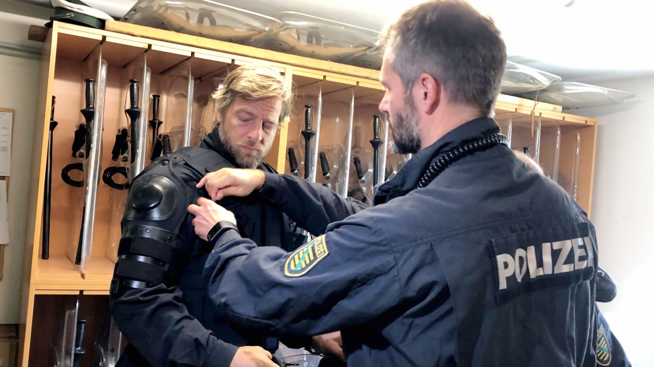 Henning Baum blickt für RTL hinter die Kulissen bei der Polizei.