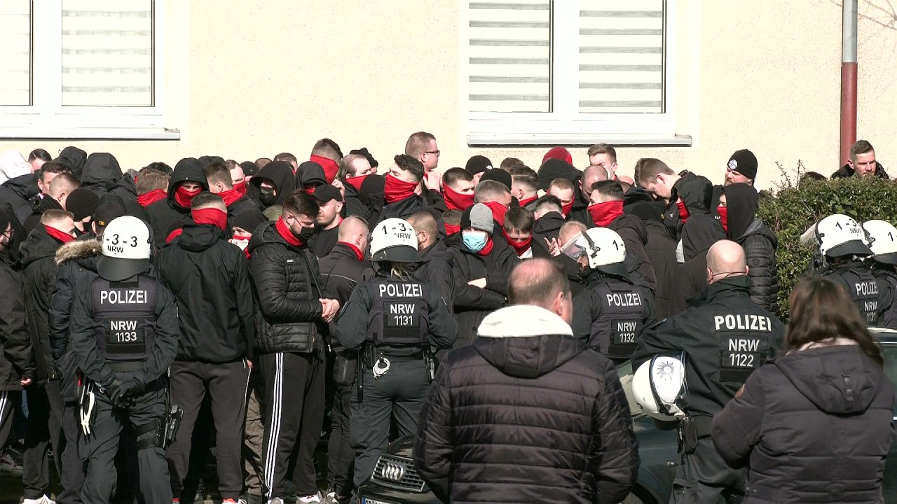 Ungefähr 100 Schalke- und RWE-Fans verabredeten sich vor dem Regionalliga-Derby zur Schlägerei. Doch die Polizei funkt dazwischen. Ungefähr 100 Schalke- und RWE-Fans verabredeten sich vor dem Regionalliga-Derby zur Schlägerei. Doch die Polizei funkt dazwischen.