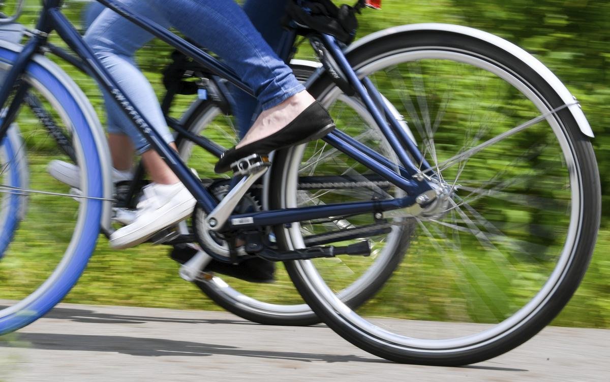 Radfahrerinnen sind auf einem Radweg unterwegs. Um die Bedingungen für Radfahrende in Sachsen-Anhalt zu verbessern, stellt der Bund 24,48 Millionen Euro bereit. Kommunen können nun Anträge auf die Finanzhilfen stellen.