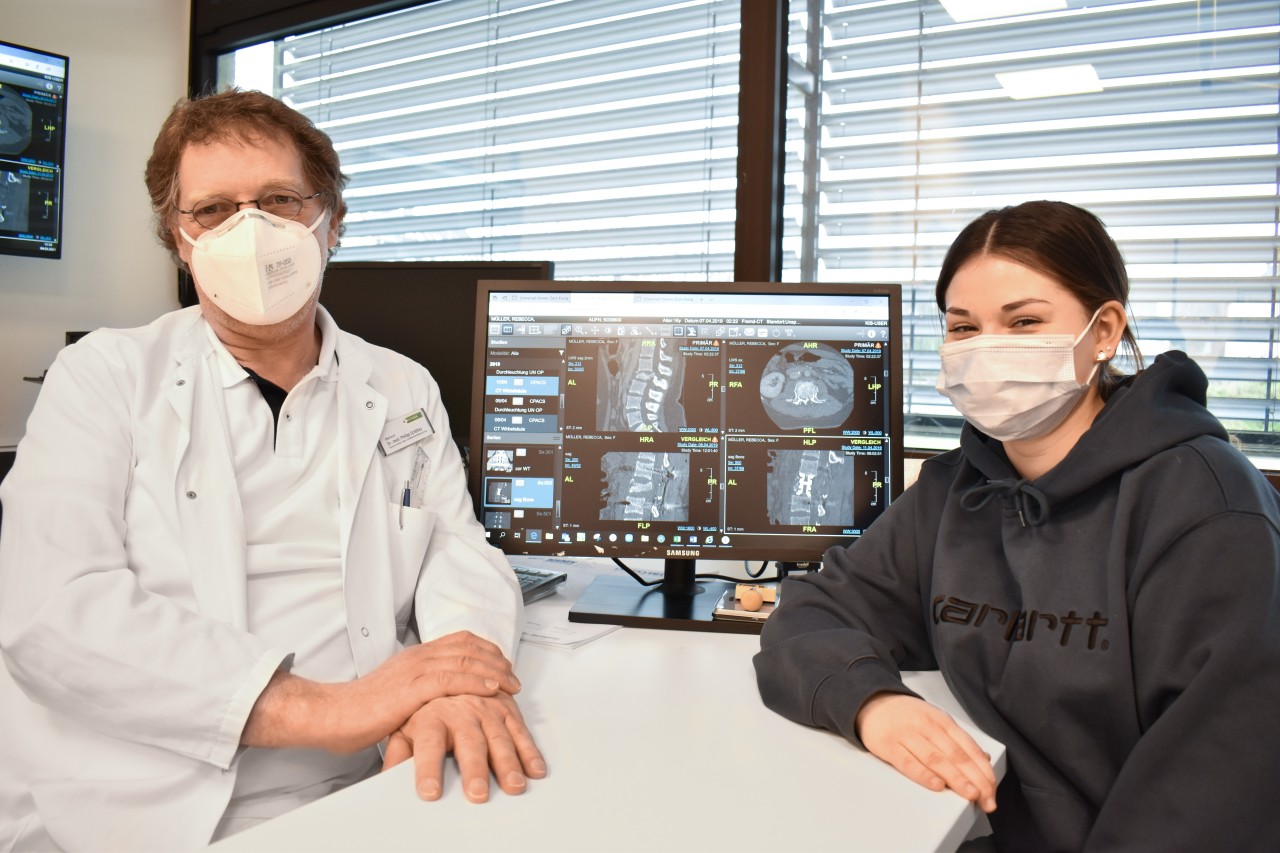 Sensationell! Rebecca Müller (r) kann dank Dr. Philippus Schöttes (l) wieder normal gehen. Sensationell! Rebecca Müller (r) kann dank Dr. Philippus Schöttes (l) wieder normal gehen.