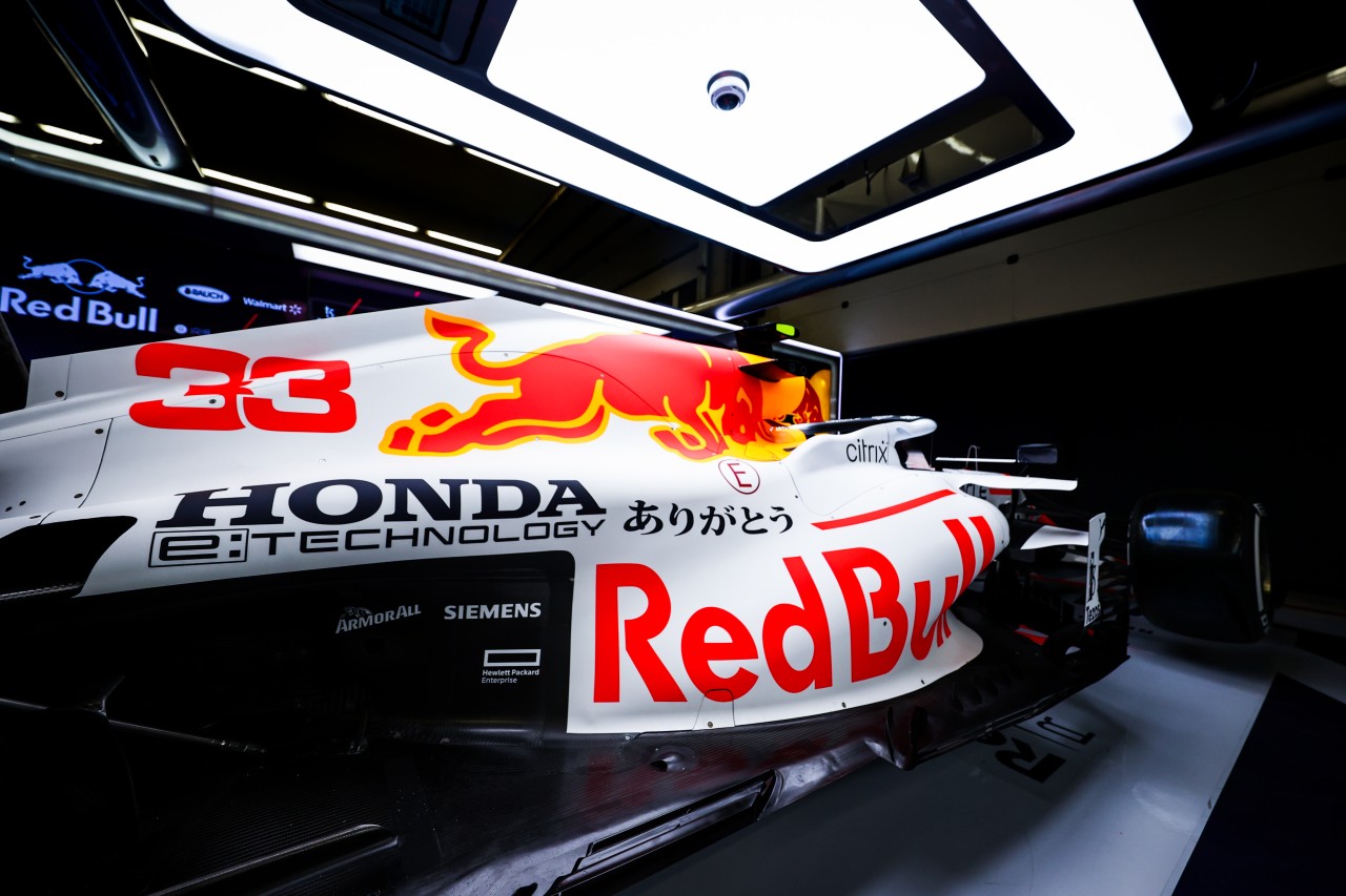 Zu Ehren von Honda gibt es den Red Bull im Japan-Design.