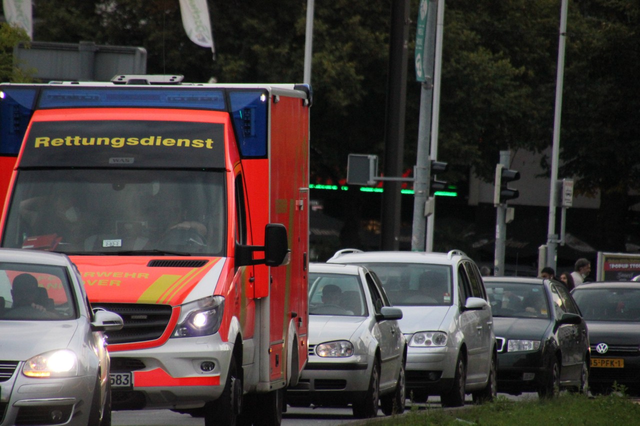 Duisburg: Die drei Verkehrsteilnehmer wurden in nahegelegenes Krankenhaus gebracht. (Symbolbild)