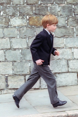 Der kleine Prinz im feinen Zwirn nach dem Besuch des jährlichen Gottesdienstes am Ostersonntag in der St.-Georges-Kapelle in Windsor im April 1992. 