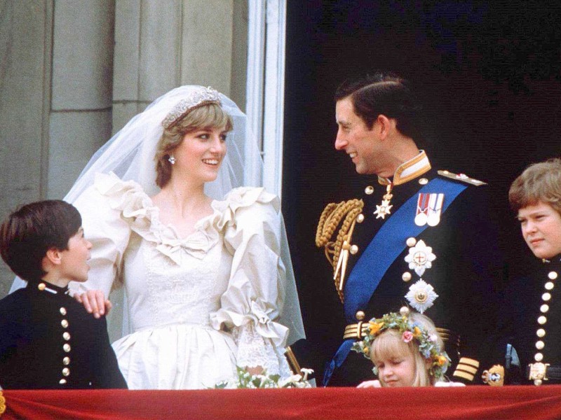 Prinz Charles und Diana Frances Spencer heirateten am 29. Juli 1981 in der Londoner St Paul’s Cathedral. 3.500 Menschen waren in der Kathedrale anwesend. Die Fernsehübertragung des Ereignisses erreichte weltweit mehr als 750 Millionen Zuschauer – eine Rekordeinschaltquote.