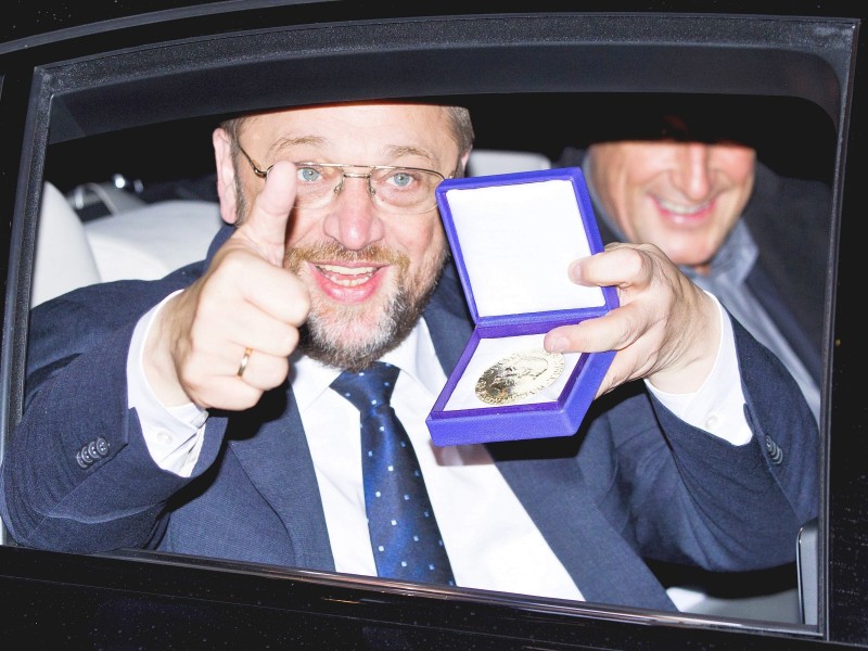 Martin Schulz ist der Kanzlerkandidat der SPD für den Bundestagswahlkampf. Er steht für das Projekt Europa. Wofür steht der SPD-Chef noch? Dieses Foto zeigt den ehemaligen EU-Parlamentspräsidenten an einem seiner größten Tage – mit der Medaille des Friedensnobelpreises, die 2012 die Europäische Union als Institution erhielt.