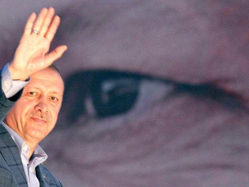 Erdogan hat weitere unbestreitbare Erfolge vorzuweisen. Unter seiner Ägide hat die Türkei eine gigantische wirtschaftliche Entwicklung durchlaufen. Erdogan war es auch, der die Türkei Richtung Europa führte. Als er Ministerpräsident war, wurde 2004 die Todesstrafe abgeschafft. 