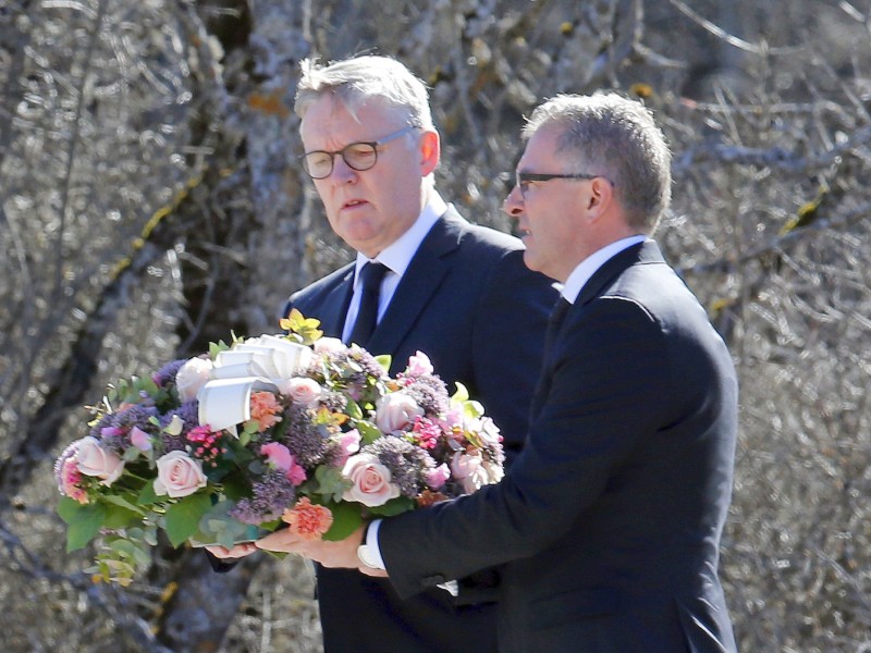 Lufthansa-Chef Carsten Spohr (r.) and Germanwings-Manager Thomas Winkelmann legten am 1. April an einer Gedenkstätte für die Absturzopfer im Dorf Le Vernet Blumen nieder. 