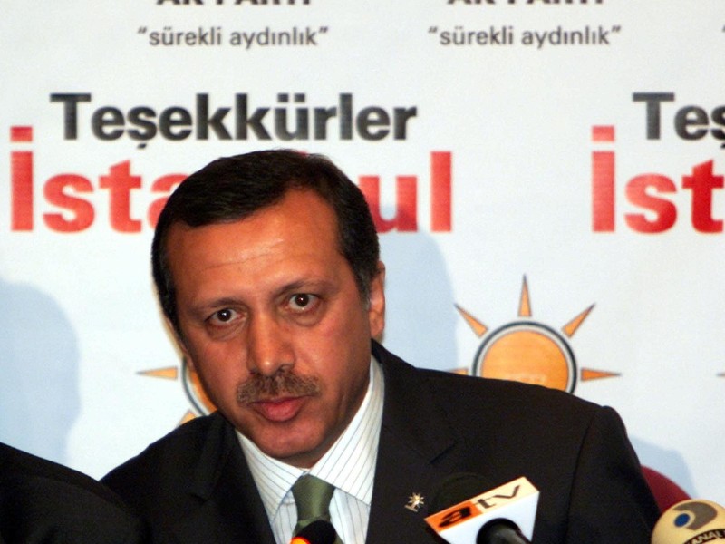 2002 führte der vierfache Familienvater die von ihm mitbegründete islamisch-konservative AKP an die Macht.