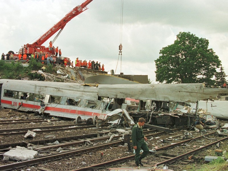 ... in der Nachkriegsgeschichte der Bundesrepublik. Die Katastrophe ereignete sich auf der Bahnstrecke Hannover – Hamburg am Streckenkilometer 61.