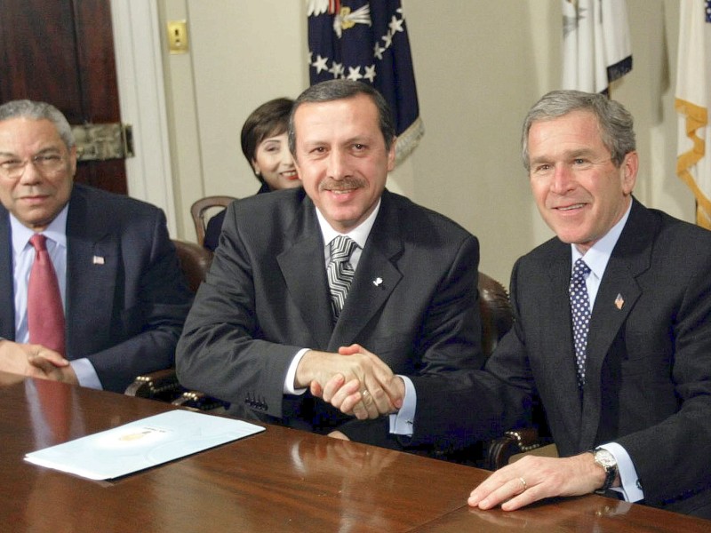 Shaking Hands: Erdogan trifft im Dezember 2002 den damaligen US-Präsidenten George W. Bush im Weißen Haus. 