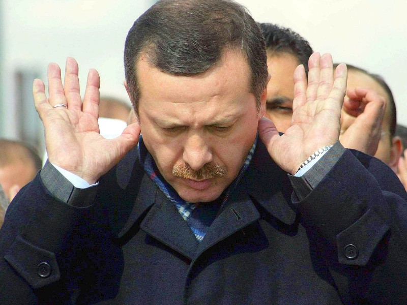 Der Film endet 1999 mit Erdogans Verhaftung wegen einer flammenden Rede, in der er ein Gedicht mit dem Vers „Die Minarette sind unsere Bajonette“ zitierte. Nach vier Monaten wurde Erdogan wieder aus der Haft entlassen. 