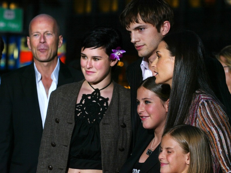 ... hat drei gemeinsame Töchter, die ganz wunderbar mit Demi Moores späterem Gatten Ashton Kutcher harmonierten. Und auch Bruce hatte nichts gegen diese Patchwork-Familie.