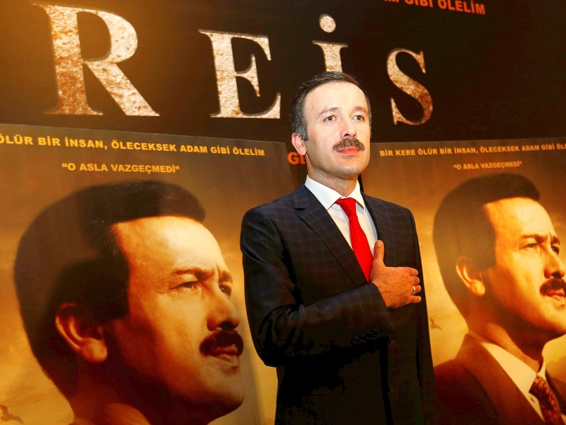 Der Film „Reis“ („Anführer“) zeichnet das frühe Leben Erdogans – verkörpert von dem türkischen Schauspieler Reha Beyoglu – nach. Zwar soll das Präsidialamt keinen Einfluss auf den sentimental-kitschigen Streifen genommen haben. Das Image Erdogans, das der Film transportiert, ist aber eines, das auch seine Anhänger pflegen: das eines ebenso gerechten wie gläubigen Menschen, der sich aufopfert, um Benachteiligten zu helfen.