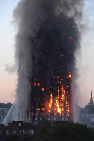 200 Feuerwehrleute rückten an. „Das ist ein großer und sehr schwerwiegender Vorfall“, sagte damals Dan Daly von der Londoner Feuerwehr.