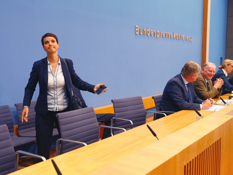 Sie machte als AfD-Vorsitzende Furore, dann verließ sie die Partei im Streit. Frauke Petry blieb aber als Abgeordnete im Bundestag. Daran änderte auch ihr spektakulärer Abgang nichts, als Petry am Tag nach der Bundestagswahl eine Pressekonferenz der AfD-Spitze demonstrativ verließ. 