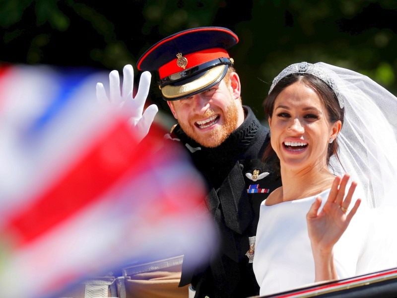 Nach der Hochzeit fuhr das Paar mit der Kutsche durch Windsor – begleitet von jubelnden Anhängern. 