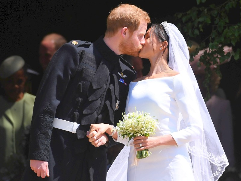 Es war die Hochzeit des Jahres: Prinz Harry und Meghan Markle gaben sich am 19. Mai in der St. George`s Chapel auf Schloss Windsor das Jawort. Im Frühjahr 2019 soll das erste gemeinsame Kind auf die Welt kommen. Das Paar verzaubert und begeistert Menschen weltweit. Bilder des Paares.