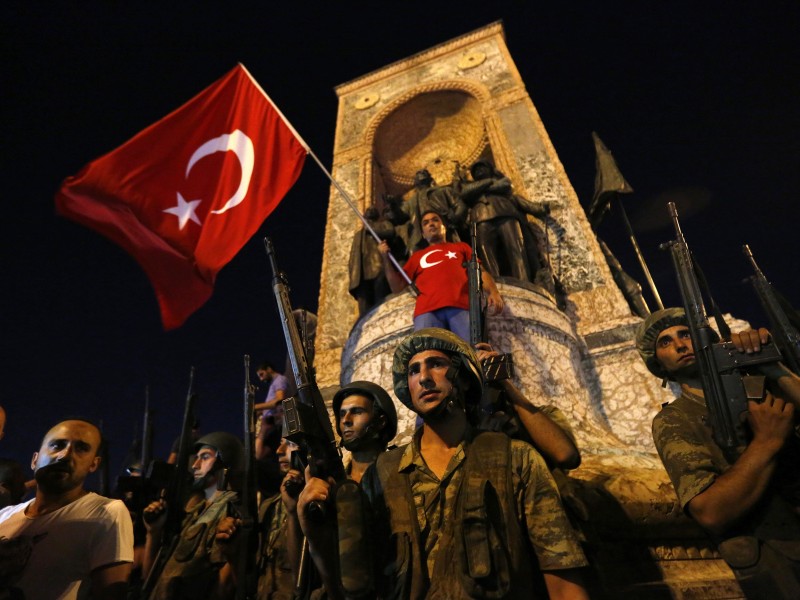 Seit dem Putschversuch vom Juli 2016 treibt Erdogan sein Ziel eines Präsidialsystems für die Türkei mit Riesenschritten voran. Diese Aufnahme zeigt Soldaten vor dem Denkmal der Republik am Taksim-Platz in Istanbul. Der Aufstand mit etwa 300 Toten scheitert. Ankara macht Anhänger des Predigers Fethullah Gülen verantwortlich. 