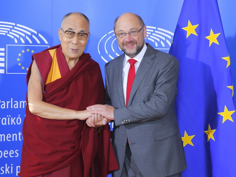 Im September 2015 empfing Schulz als EU-Parlamentspräsident den Dalai Lama in Straßburg.