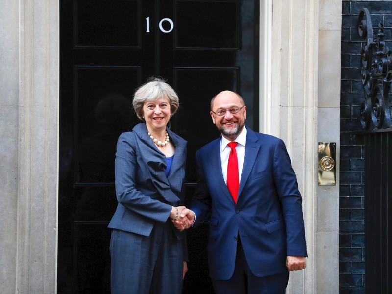 Der Brexit der Briten war ein harter Schlag für Schulz. Das Foto zeigt ihn im September 2016 bei einem Treffen mit der neuen britischen Premierministerin Theresa May in London.