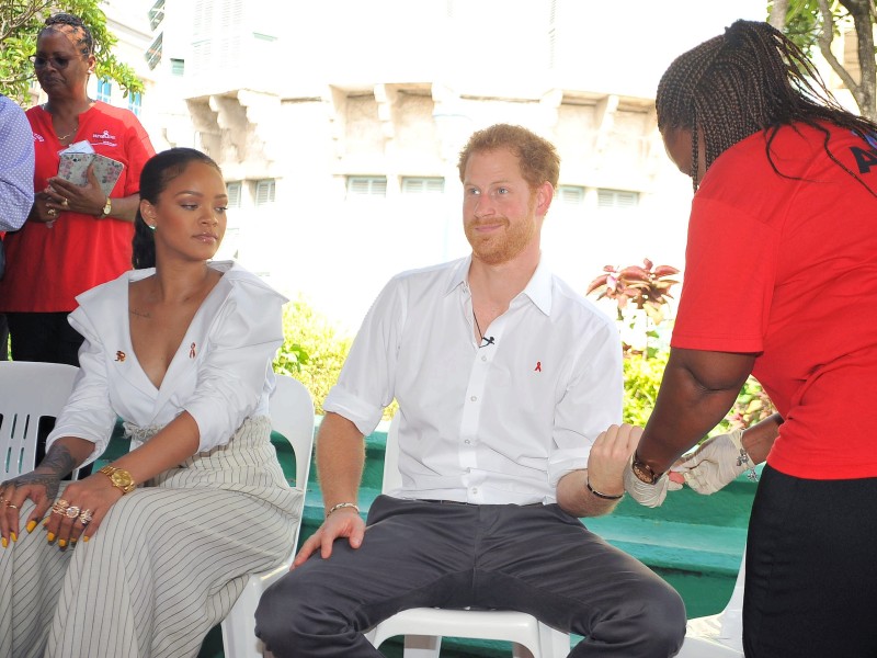 Der Sechste in der britischen Thronfolge hat unter anderem HIV und Aids in den Mittelpunkt seiner öffentlichen Arbeit gestellt. Er unterstützt in Botswana ein Hilfsprojekt für HIV-infizierte Kinder und Aidswaisen. Schon mehrmals hat er mit eigenem Beispiel für die einfache Möglichkeit eines HIV-Tests geworben. Dieses Foto zeigt ihn mit der Sängerin Rihanna, die er 2016 auf Barbados spontan zum Test überredet hat. Wie schon seine Mutter Prinzessin Diana setzt er sich für die Enttabuisierung des Themas ein. 