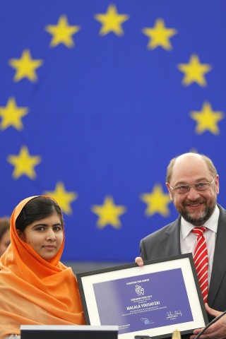 2013 überreichte Martin Schulz der Friedensnobelpreisträgerin Malala Yousafzai den Sacharow-Preis des EU-Parlaments.