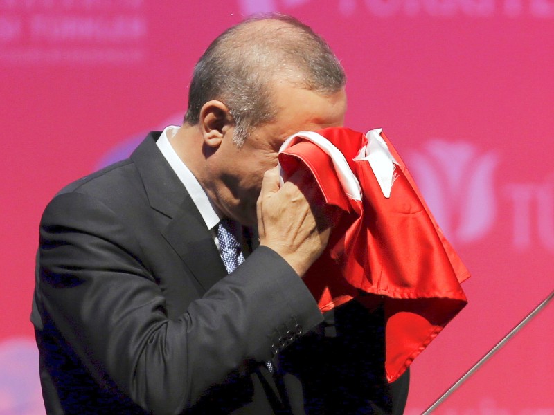 Nicht nur die Schröder-Laudatio zeigt, was für einen Wandel Erdogan in seiner Karriere durchlaufen hat. Seit Republikgründer Mustafa Kemal Atatürk hat kein Politiker die Türkei stärker geprägt als der heute 64-Jährige – der bislang aus allen Krisen gestärkt hervorging. In die Wiege gelegt wurde Erdogan der Erfolg nicht. Seine Familie stammt von der Schwarzmeerküste. Erdogan wuchs in einfachen Verhältnissen im Istanbuler Arbeiterviertel Kasimpasa auf.