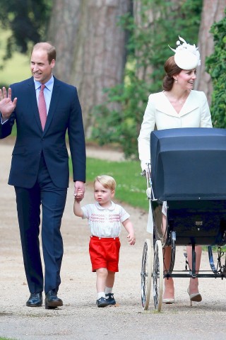 Das junge Paar schenkte der Queen mit Prinz George und Prinzessin Charlotte weitere Urenkel. George Alexander Louis wurde am 22. Juli 2013 geboren und steht an dritter Stelle der Thronfolge.