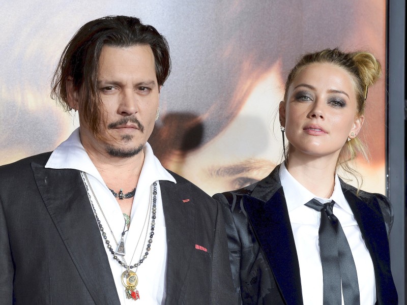 Eine gemeine und fiese Scheidungsschlacht entfachte sich zwischen Johnny Depp und Amber Heard. Die beiden waren von 2015 bis 2016 verheiratet. Trotz einer Einigung in ihrem Scheidungsstreit sind die beiden Schauspieler über eine Millionenabfindung erneut aneinandergeraten. Nun geht es um den Auszahlungsmodus. Es bleibt spannend.