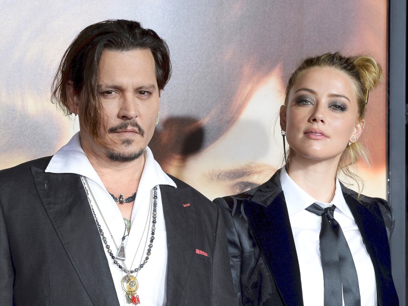 Eine gemeine und fiese Scheidungsschlacht entfachte sich zwischen Johnny Depp und Amber Heard. Die beiden hatten 2015 geheiratet, im Mai 2016 folgte schon die Trennung. Ins Jahr 2017 starteten die Schauspieler dann offiziell geschieden. Doch nicht nur ihre Liebe wollte nicht standhalten. Wir zeigen, welche Promis sich noch scheiden ließen.