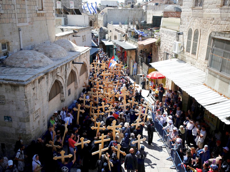 Die Via Dolorosa: In der Jerusalemer Altstadt erinnern am Karfreitag Tausende christliche Pilger auf dem Weg des Schmerzen an das Leiden und Sterben Jesu.