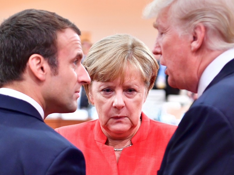 Macron, die mächtigste Frau Europas und der mächtigste Mann der Welt: Bundeskanzlerin Angela Merkel (CDU) und der US-Präsident Donald Trump sind zwei Spitzenpolitiker, an denen Macron seit seinem Amtsantritt ganz wesentlich seine Selbstdarstellung ausgerichtet hat. 