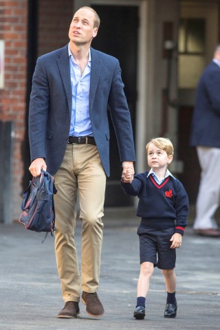 Diese Aufnahme zeigt ihn mit Daddy William auf dem Weg zum ersten Schultag am 7. September 2017.
