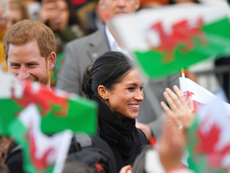 Wo das Paar auch auftaucht – die Fans sind begeistert. Dieses Foto zeigt die beiden während ihres Besuchs in der britischen Stadt Cardiff. 