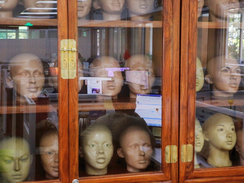 Es hat schon etwas Morbides: In einem Schrank werden die unterschiedlichsten Kopfmodelle ausgestellt und gelagert.