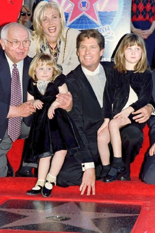 Mit seiner zweiten Ehefrau Pamela Bach hat er zwei Töchter – Taylor-Ann (l., 1990) und Hayley Amber (1992). Das Paar war von 1989 bis 2006 verheiratet.