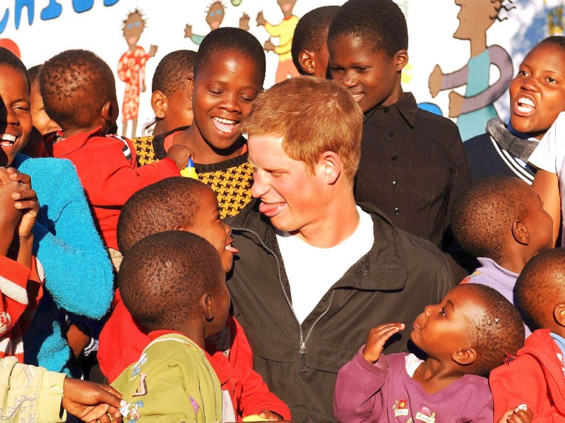 Rumalbern mit aidskranken Kindern in einer Einrichtung im afrikanischen Staat Lesotho.  