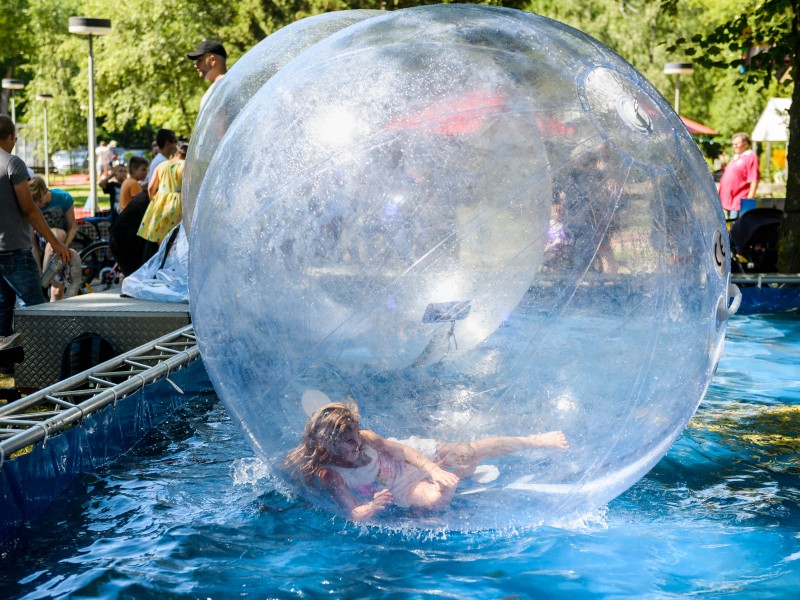 Im aufblasbaren Ball geht es für Dalaya (6) im Revierpark Nienhausen in Gelsenkirchen trocken übers Wasser.