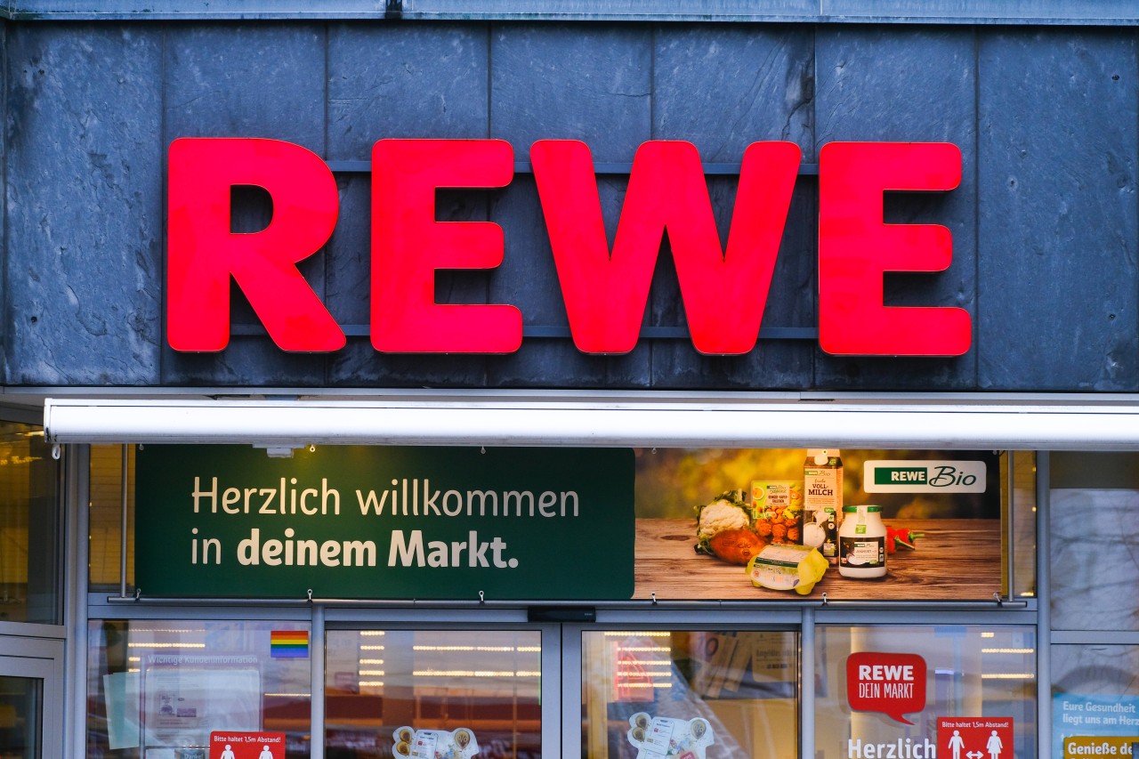 Rewe: Finanziert der Supermarkt mit seiner Werbung russische Propaganda? (Symbolbild)
