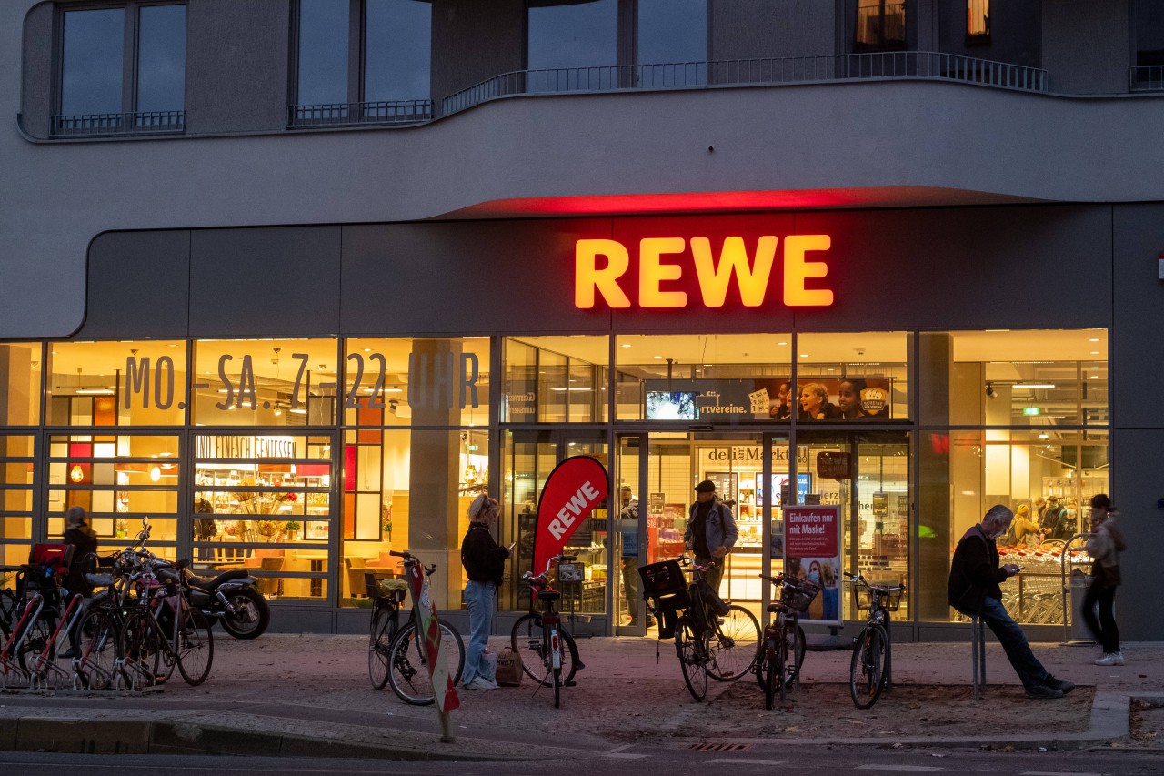 Rewe: Um mit allen Kunden bestmöglich umgehen zu können, erhalten die Mitarbeiter der Supermarktkette eine Extra-Schulung. (Symbolbild)