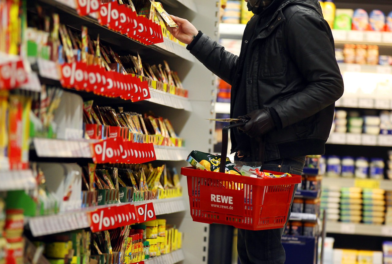 Ein Rewe-Kunde richtet sich auf Facebook fragend an das Unternehmen.