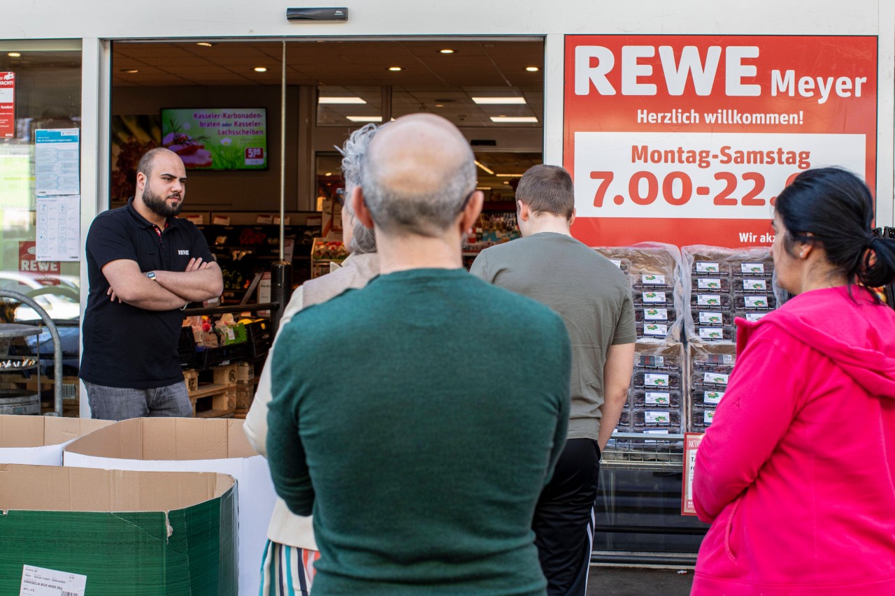 Seit Corona haben es Unternehmen wie Rewe, Rossmann, Aldi und Co. immer wieder mit aggressiven Kunden zu tun. Deswegen gibt es nun Sicherheitspersonal. (Symbolbild)