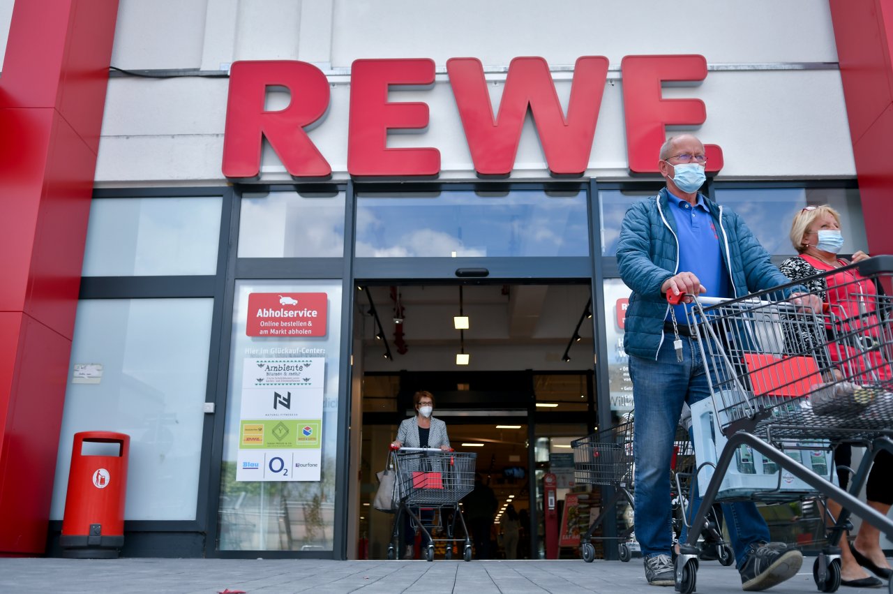 Rewe Kunden entdecken Warnhinweis und trauen ihren Augen kaum
