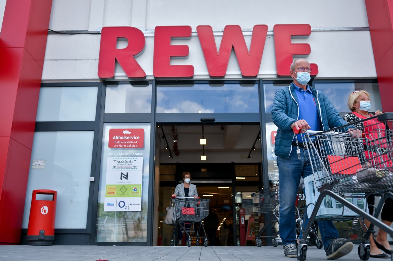Bei Rewe entdeckt ein Kunde einen verblüffenden Warnhinweis. (Symbolbild)