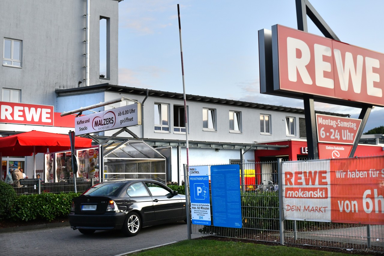 Rewe: Auch schon mal ein Knöllchen auf einem Kundenparkplaz bekommen? Das kannst du dagegen machen. (Symbolfoto)