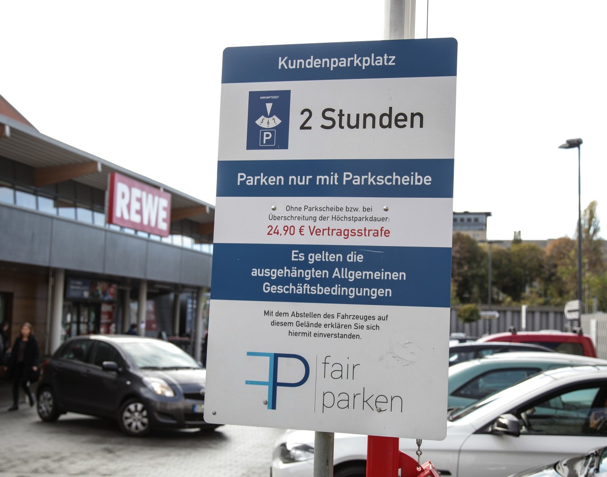 Ein Kunde ärget sich über den Rewe-Parkplatz.