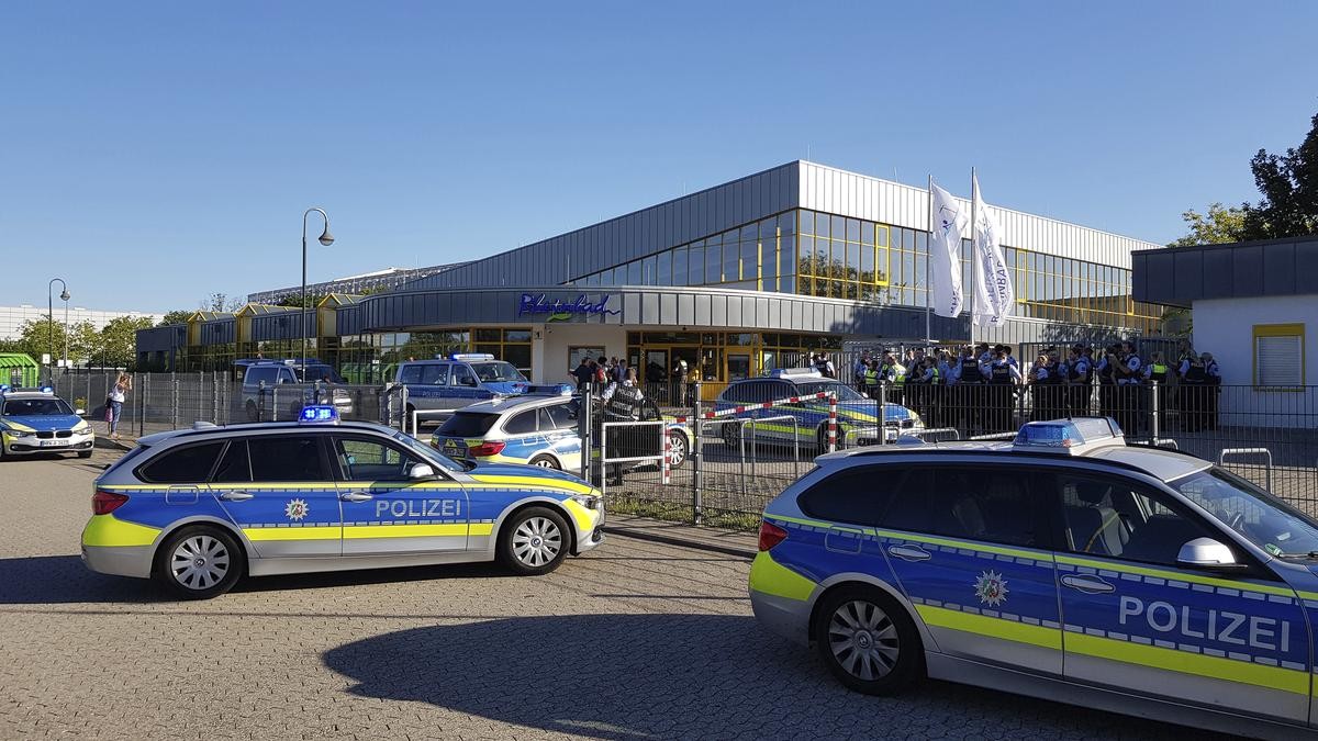 Innerhalb von einem Monate rückte die Polizei gleich dreimal zum Rheinbad in Düsseldorf aus.